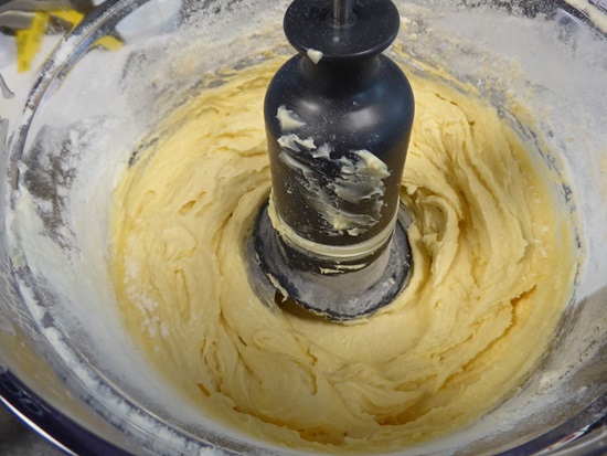 deeg in een foodprocessor